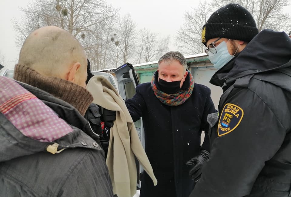 Akcja "Razem zróbmy coś dobrego". Bezdomni w Katowicach otrzymali ciepłe ubrania i posiłki