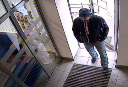 Podejrzany o kradzież portfela. Poznajesz go? Zadzwoń na policję