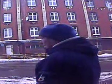 Podejrzany o kradzież portfela. Poznajesz go? Zadzwoń na policję