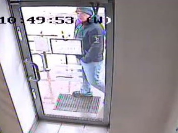 Podejrzany o kradzież portfela. Poznajesz go? Zadzwoń na policję