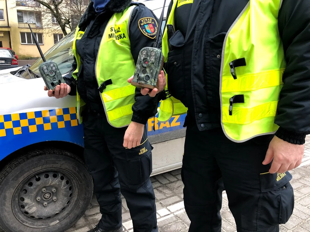 Fotopułapki pomogą łapać przestępców. Straż Miejska walczy z zaśmiecającym tereny zielone
