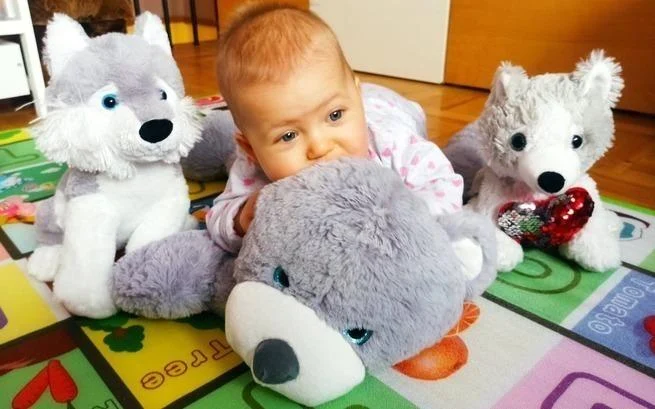 Oliwka urodziła się z niedorozwojem kości udowej. Trwa zbiórka na leczenie dziewczynki