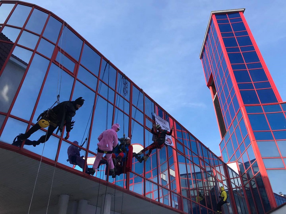 WOŚP 2021 w Chorzowie. Alpiniści na ścianach Zespołu Szpitali Miejskich