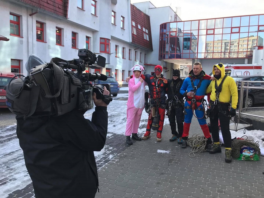 WOŚP 2021 w Chorzowie. Alpiniści na ścianach Zespołu Szpitali Miejskich