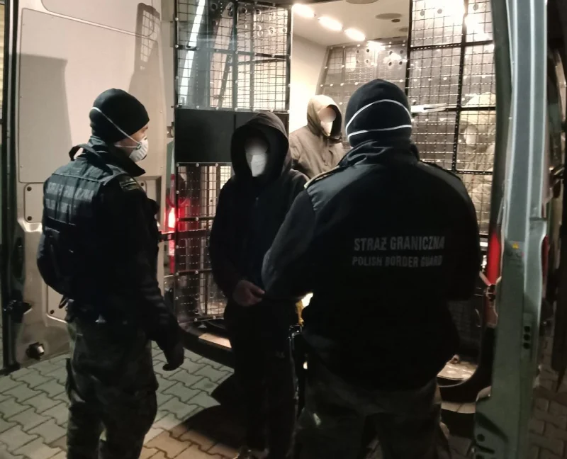 Przyjechali nielegalnie do Polski ukryci w samochodach ciężarowych