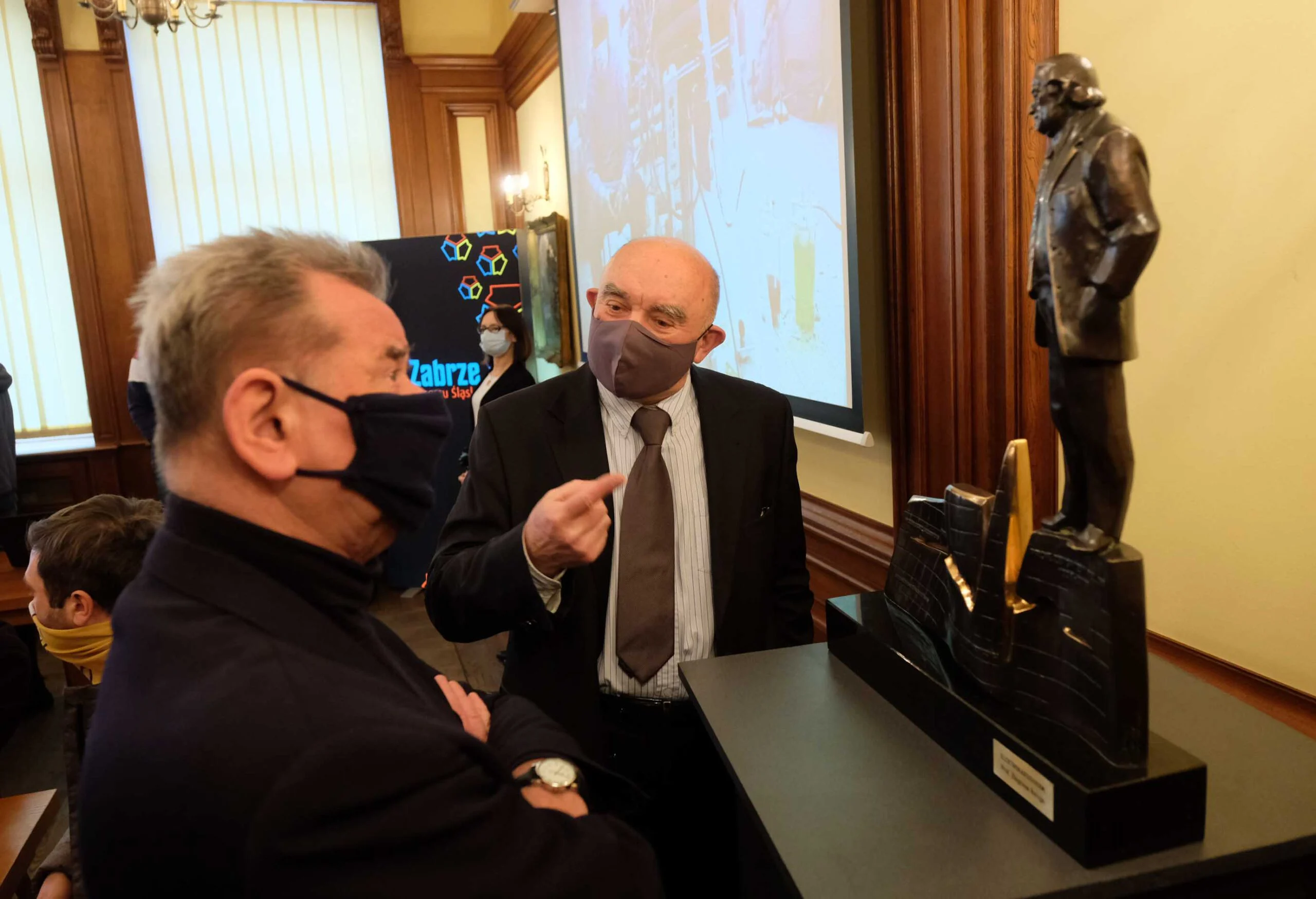 Pomnik prof. Religi stanie na skwerze u zbiegu ulic Religi i Powstańców Śląskich w Zabrzu