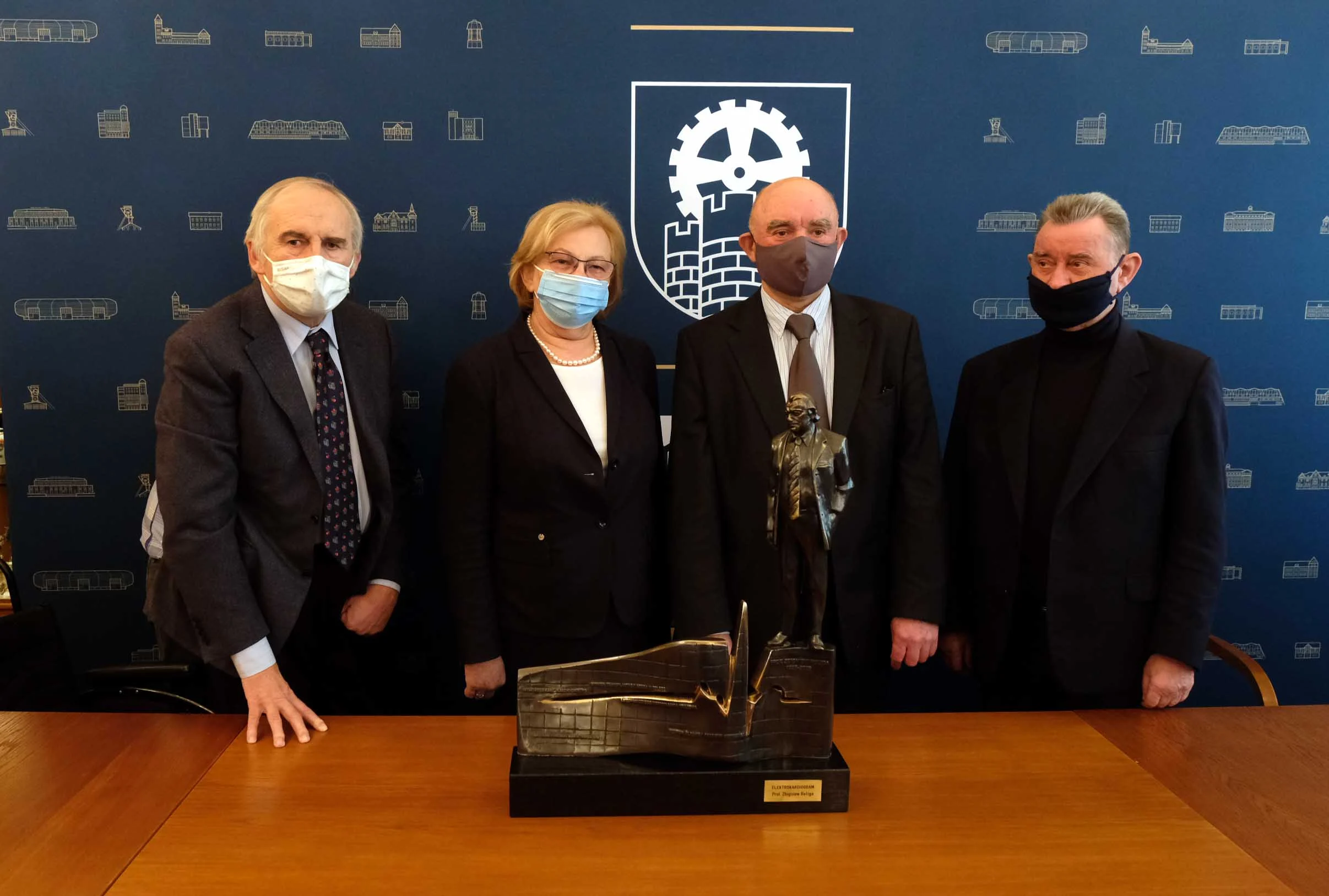 Pomnik prof. Religi stanie na skwerze u zbiegu ulic Religi i Powstańców Śląskich w Zabrzu