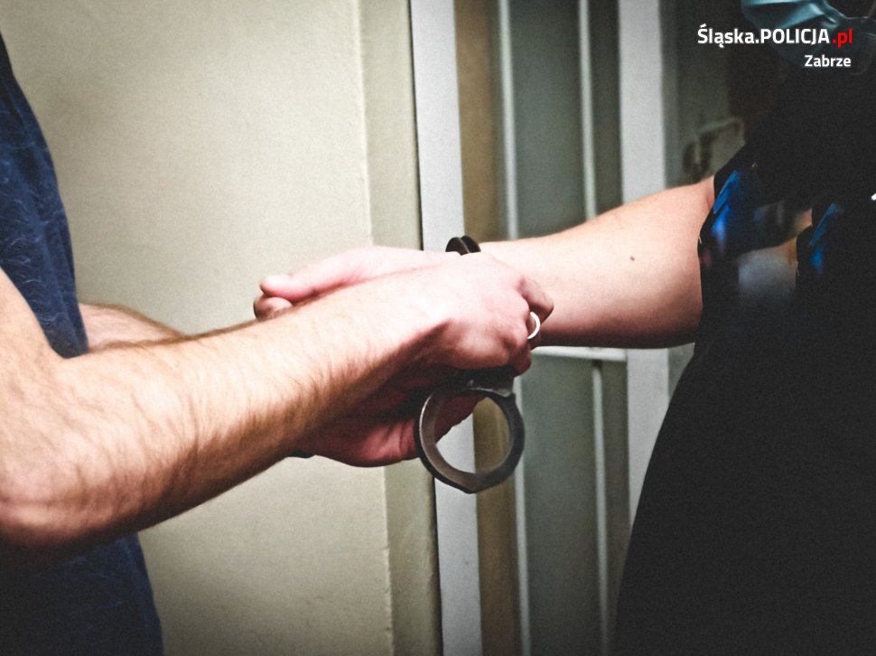 Zatrzymali poszukiwanego 34-latka. Mężczyzna miał przy sobie narkotyki