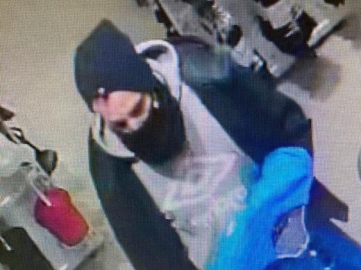 Publikujemy wizerunek sprawcy kradzieży rozbójniczej