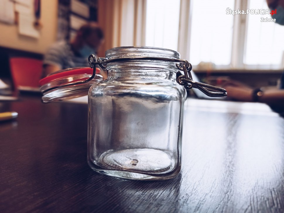 20-latek z Zabrza narkotyki trzymał w słoiczku