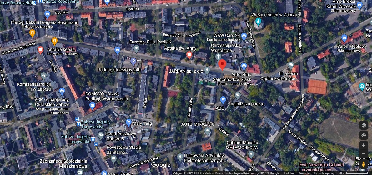 Wraki aut zaparkowanych przy ul. Sienkiewicza w Zabrzu szpecą krajobraz. Czy znikną?