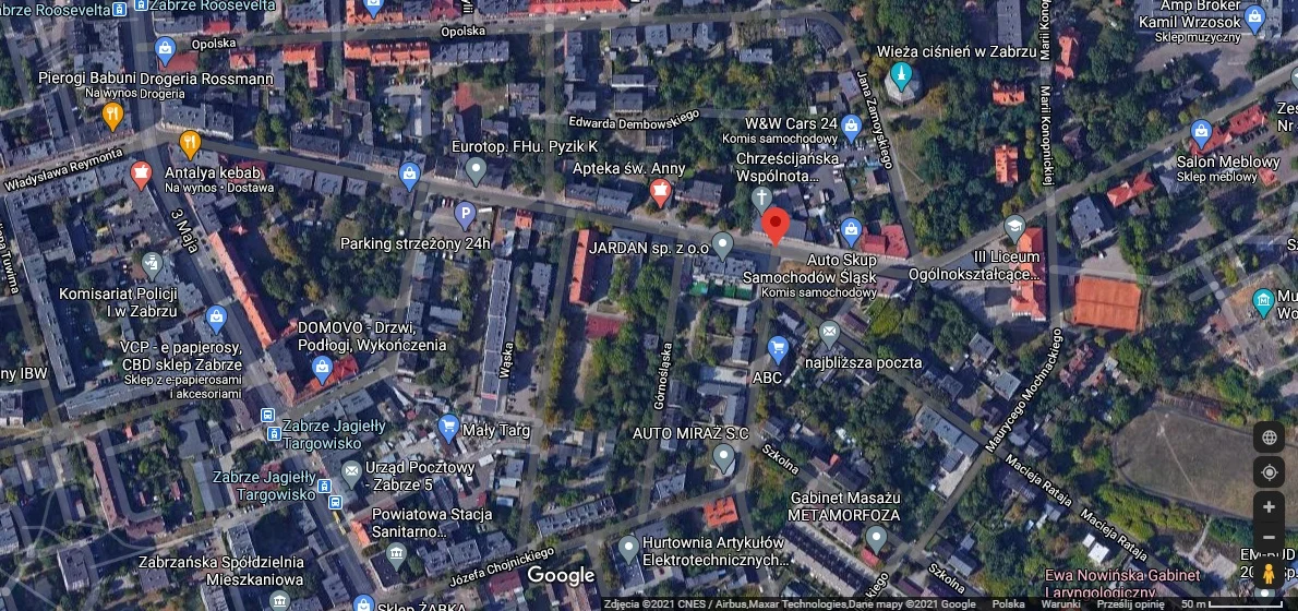 Wraki aut zaparkowanych przy ul. Sienkiewicza w Zabrzu szpecą krajobraz. Czy znikną?