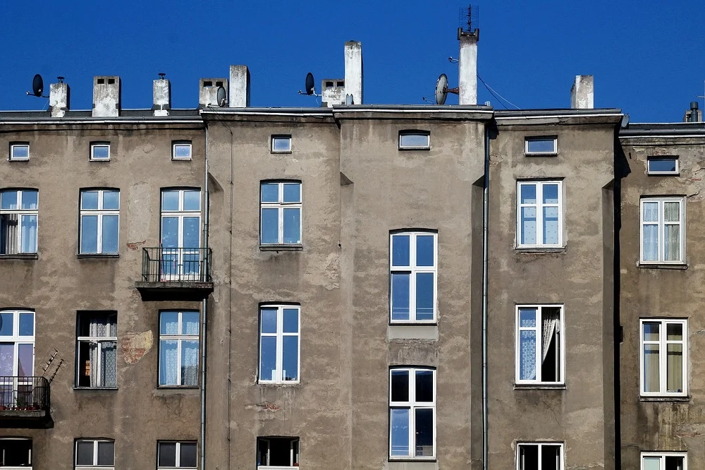 55-latek wypadł przez okno na trzecim piętrze. Miał dużo szczęścia