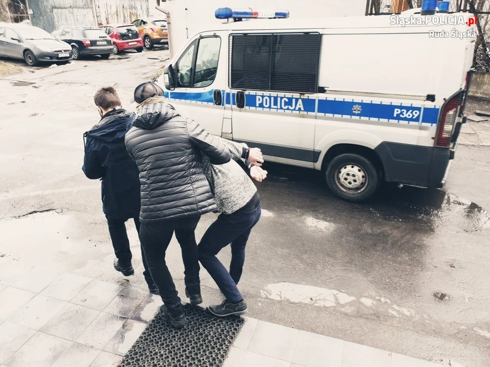 17-latek pobity za logo na maseczce! Sprawcy usłyszeli dziś zarzuty