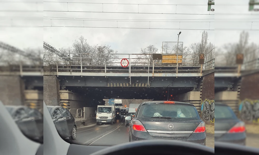 Chebzie: Samochód ciężarowy utknął pod wiaduktem!