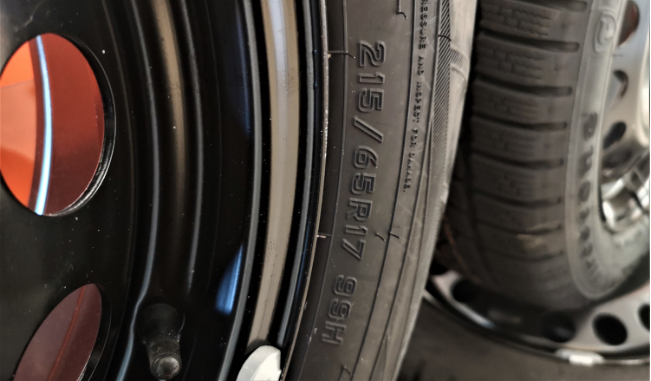 Minimalna głębokość bieżnika opony a bezpieczeństwo podróży