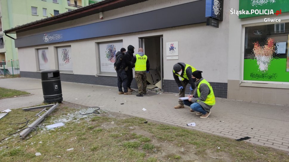 Zniszczyli bankomaty i ukradli gotówkę