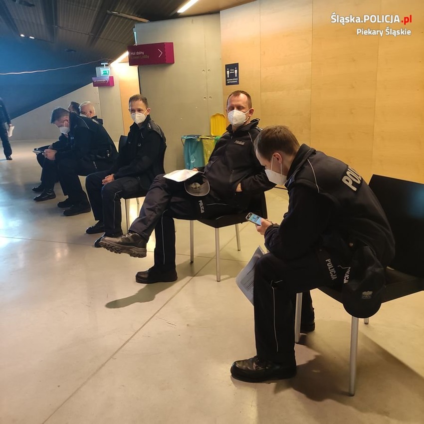 Policjanci z Piekar szczepią się przeciw COVID-19