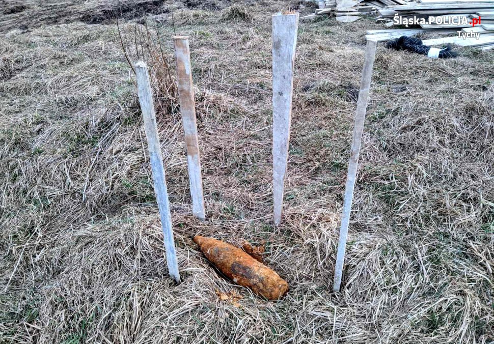 Policjanci zabezpieczali odnaleziony niewybuch