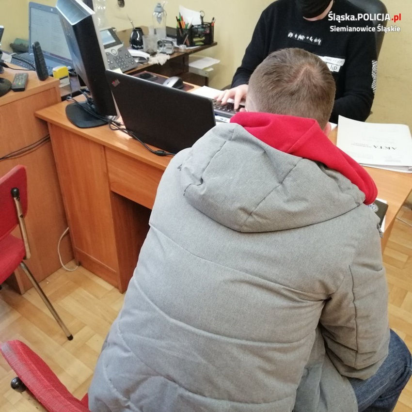 Policja: Pijany kierowca wpadł, zostawiając ślady butów na śniegu