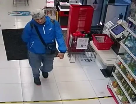 Policja poszukuje sprawcy kradzieży perfum