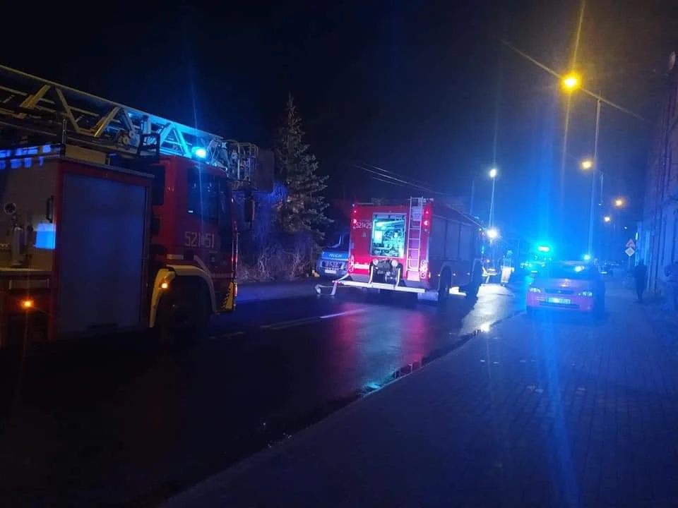 Policjanci ewakuowali z płonącego budynku małżeństwo