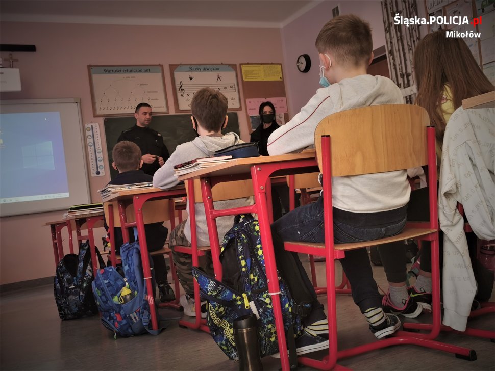 Policja rozmawiała z uczniami szkoły podstawowej o przemocy i mobbingu