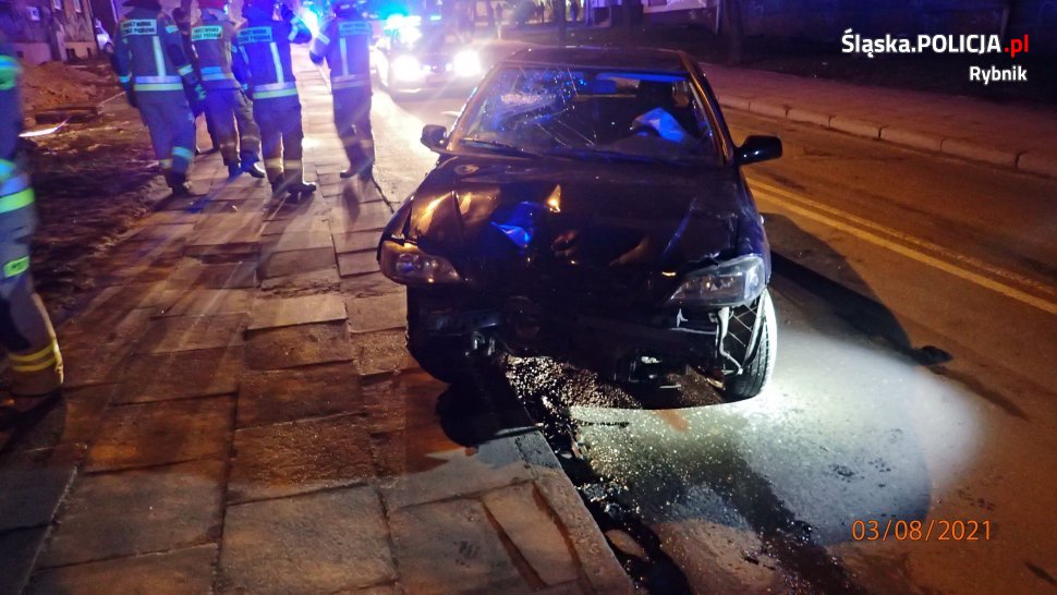 Pijany wjechał w latarnię, po czym pieszo uciekł z miejsca zdarzenia