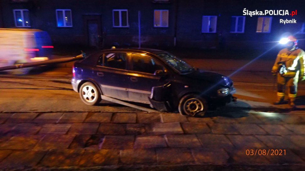 Pijany wjechał w latarnię, po czym pieszo uciekł z miejsca zdarzenia