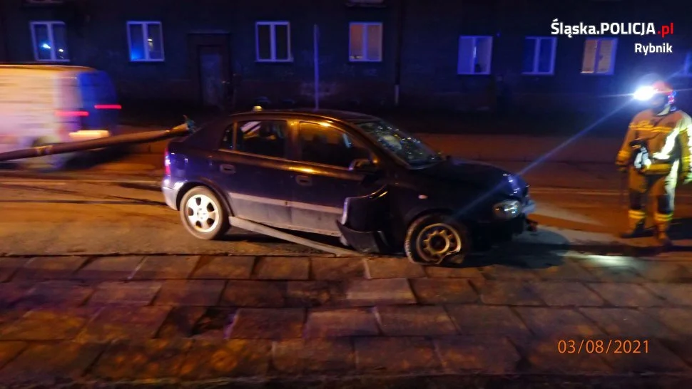 Pijany wjechał w latarnię, po czym pieszo uciekł z miejsca zdarzenia