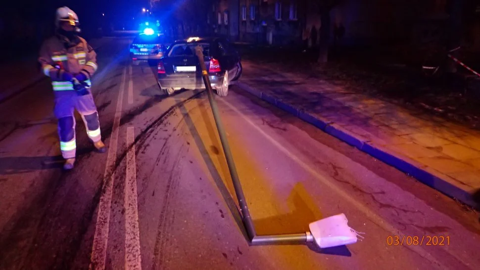 Pijany wjechał w latarnię, po czym pieszo uciekł z miejsca zdarzenia