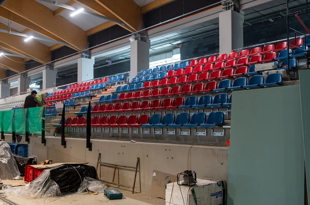Ruszył montaż krzesełek w nowej hali lodowiska