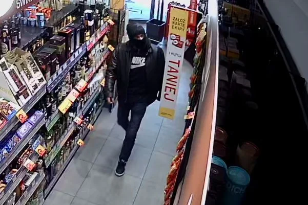 Rozpoznajesz go? Okradł sklep z alkoholem