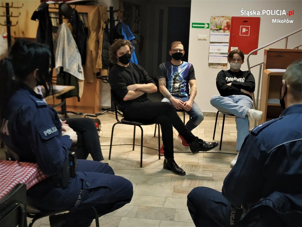 Policyjni profilaktycy zachęcali do życia bez uzależnień