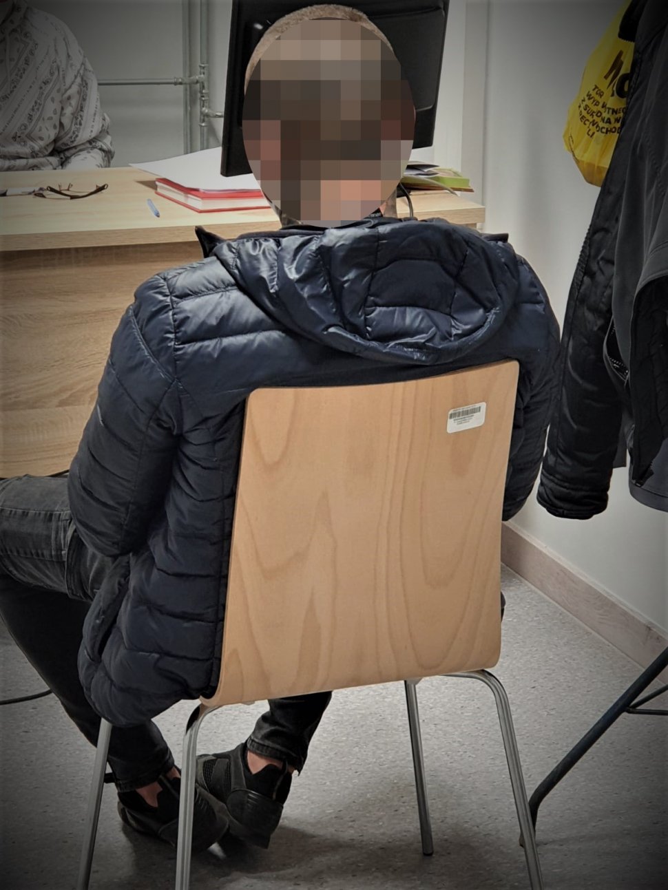 Wybiegł z klatki schodowej i zaatakował policjantów