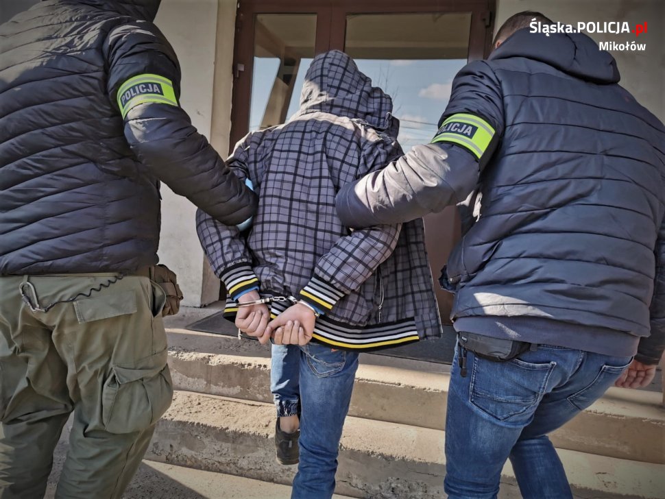 Włamali się do wrzutki pieniędzy na myjni samochodowej