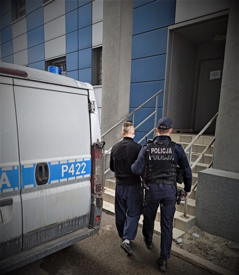 Groził nożem grupie nastolatków. Sprawca rozboju tymczasowo aresztowany