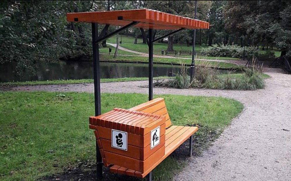 Nowość dla mam w Mikołowie. W kilku punktach miasta pojawią się plenerowe przewijaki