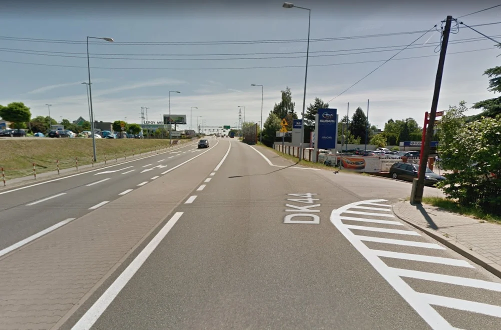 Co z ruchem rowerowym i lewoskrętem do Różanej na DK44? GDDKiA za i przeciw planom radnych