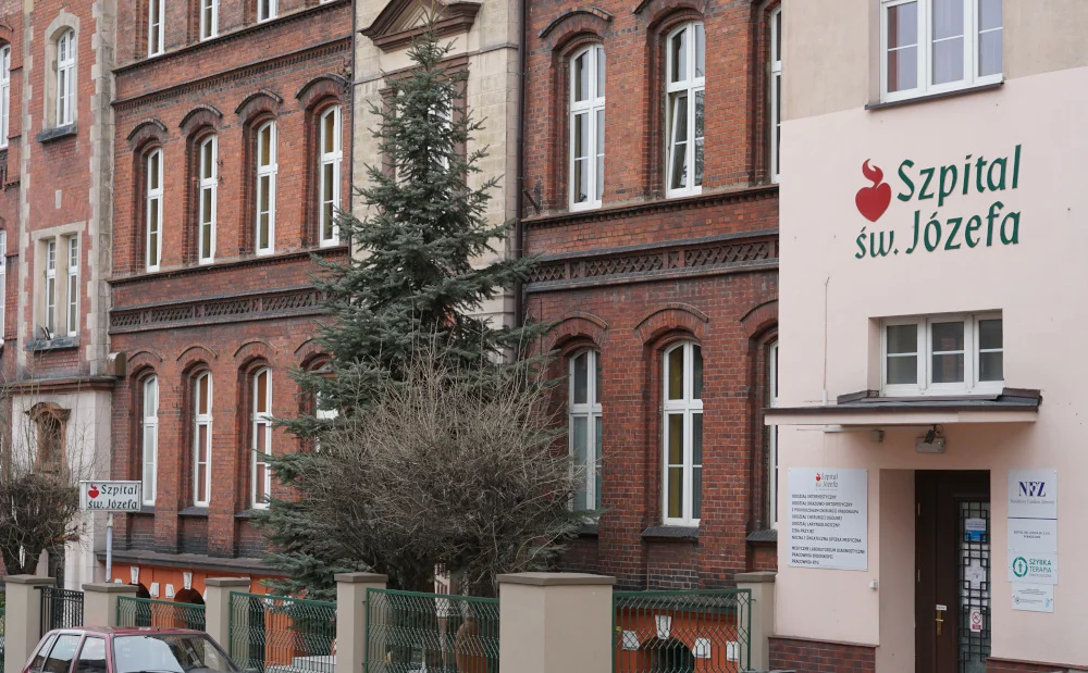 Duchowni z archidiecezji z pomocą dla Szpitala św. Józefa. Jest apel abp. Wiktora Skworca