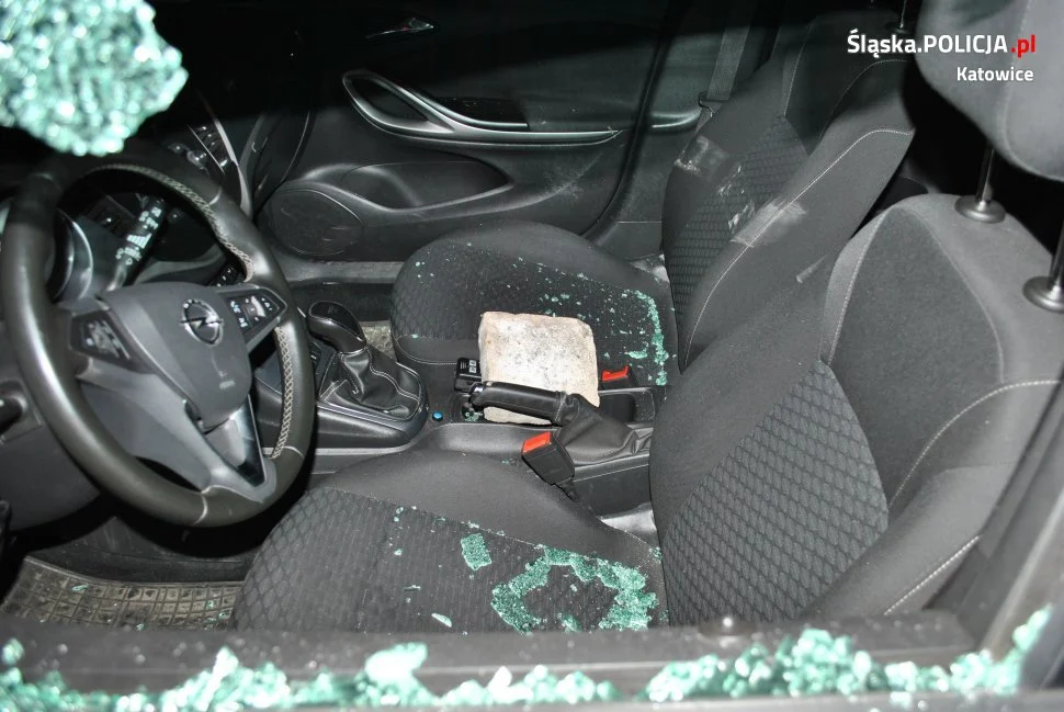 Pijany przyjechał samochodem do komisariatu i zniszczył zaparkowany przed nim radiowóz