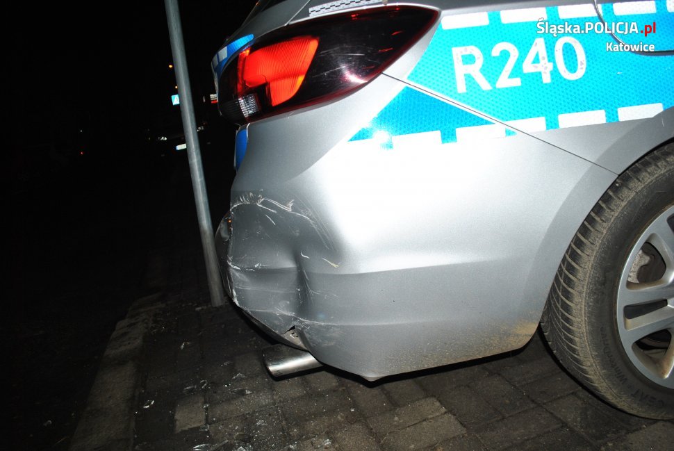 Pijany przyjechał samochodem do komisariatu i zniszczył zaparkowany przed nim radiowóz