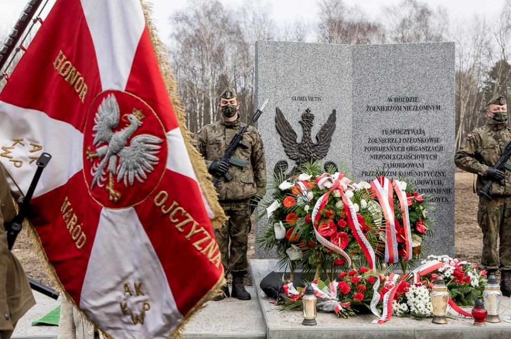 Pomnik upamiętniający Żołnierzy Niezłomnych stanął na na cmentarzu komunalnym w Katowicach