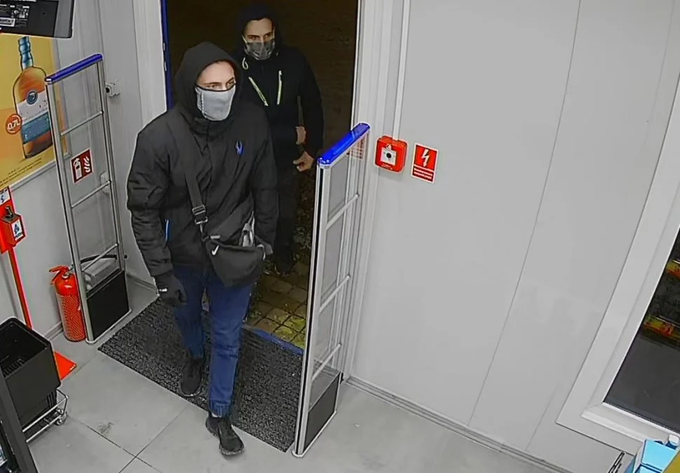 Podejrzani o kradzież alkoholu. Rozpoznajesz ich?
