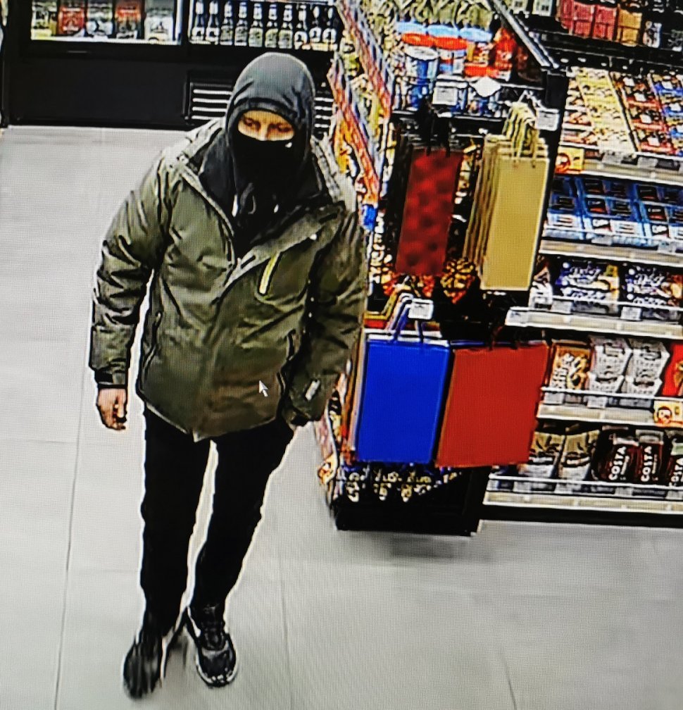 Podejrzani o kradzież alkoholu. Rozpoznajesz ich?