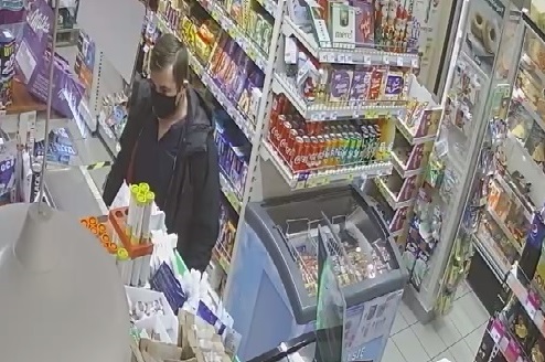 Podejrzany o płatność cudzą kartą i kradzież pieniędzy z konta. Rozpoznajesz go?