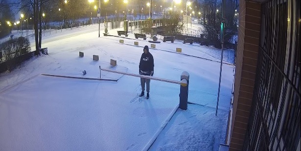 Ten mężczyzna jest podejrzewany o zniszczenie mienia. Rozpoznajesz go?