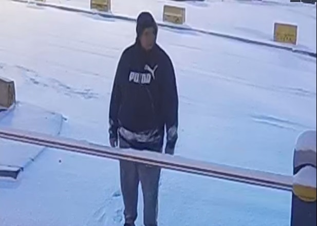 Ten mężczyzna jest podejrzewany o zniszczenie mienia. Rozpoznajesz go?