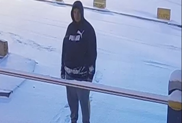 Ten mężczyzna jest podejrzewany o zniszczenie mienia. Rozpoznajesz go?