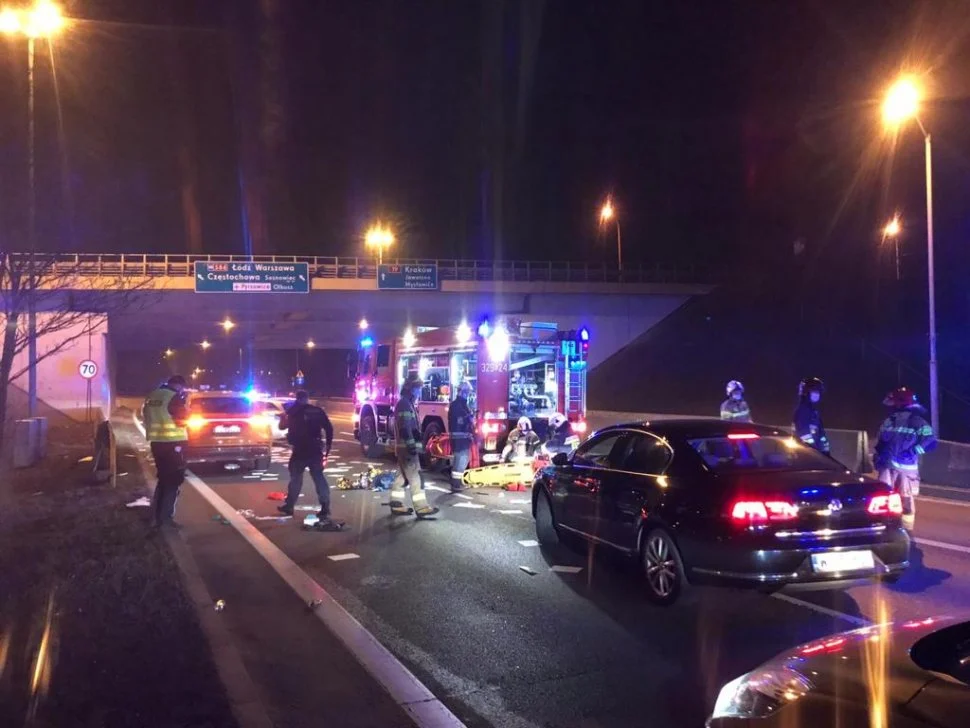 Przebiegał w niedozwolonym miejscu i został potrącony. Mężczyzna jest w ciężkim stanie